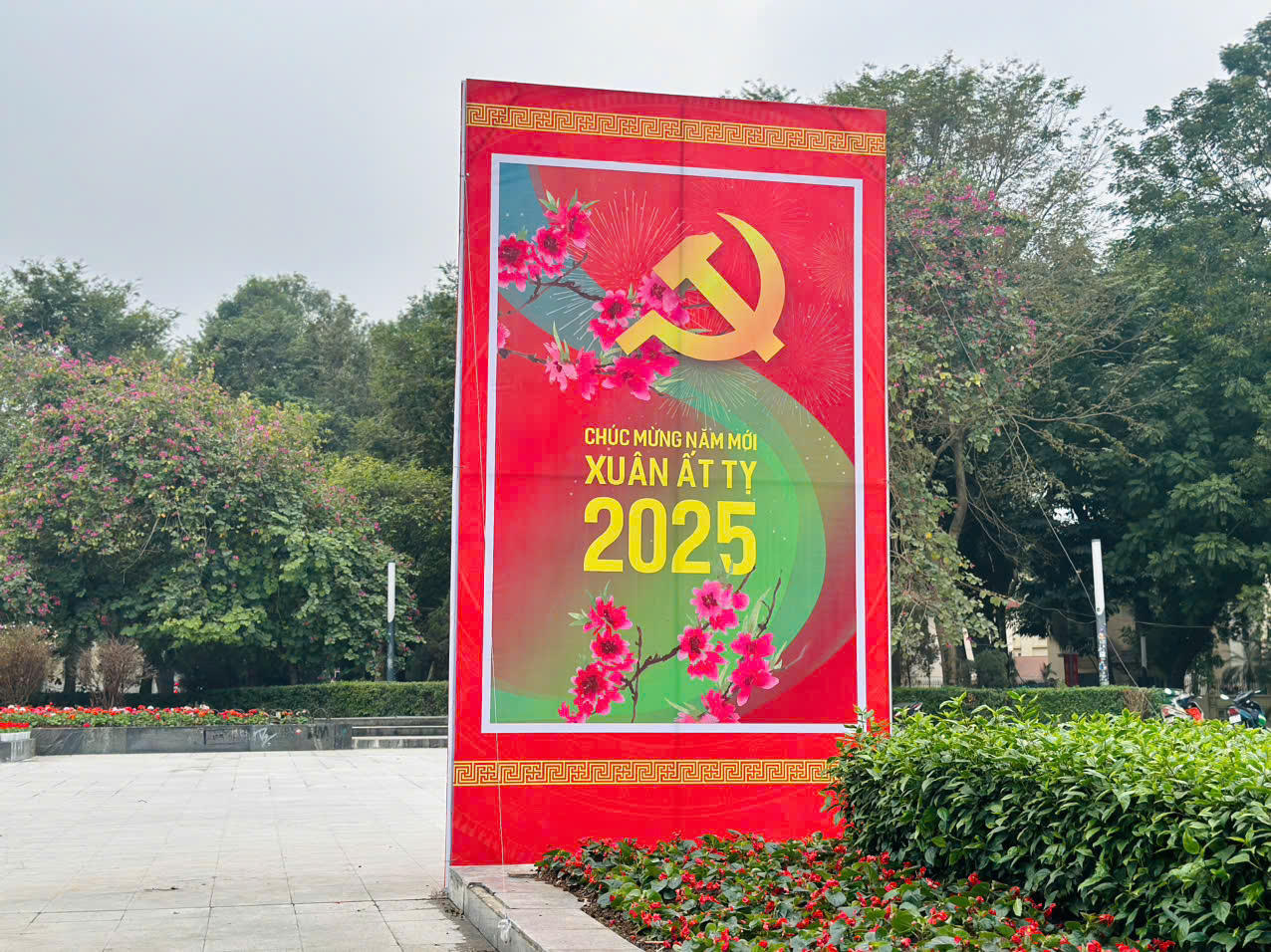 Không khí mừng Đảng, mừng Xuân rộn ràng khắp phố phường Hà Nội