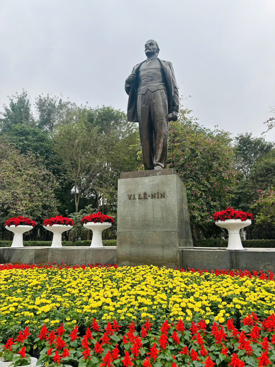 Không khí mừng Đảng, mừng Xuân rộn ràng khắp phố phường Hà Nội