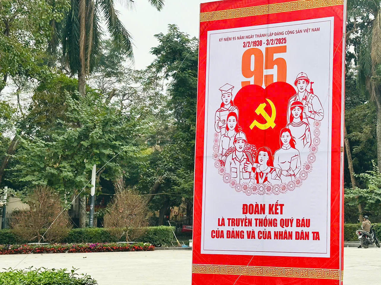 Không khí mừng Đảng, mừng Xuân rộn ràng khắp phố phường Hà Nội