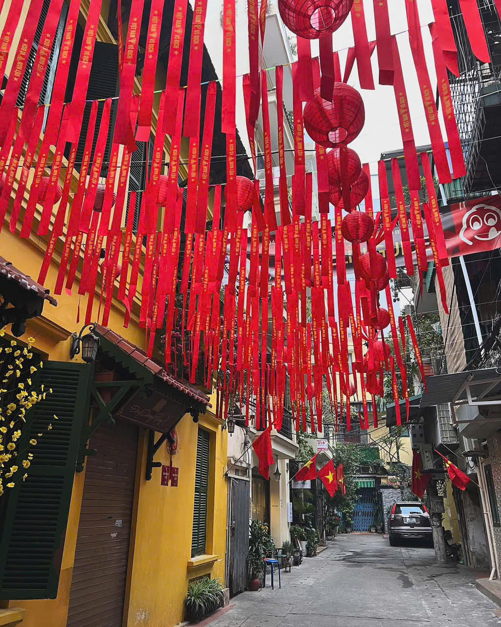 Không khí mừng Đảng, mừng Xuân rộn ràng khắp phố phường Hà Nội