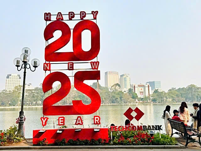 Không khí mừng Đảng, mừng Xuân rộn ràng khắp phố phường Hà Nội