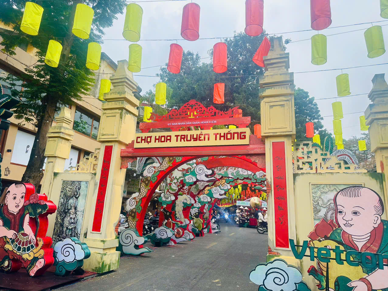 Không khí mừng Đảng, mừng Xuân rộn ràng khắp phố phường Hà Nội