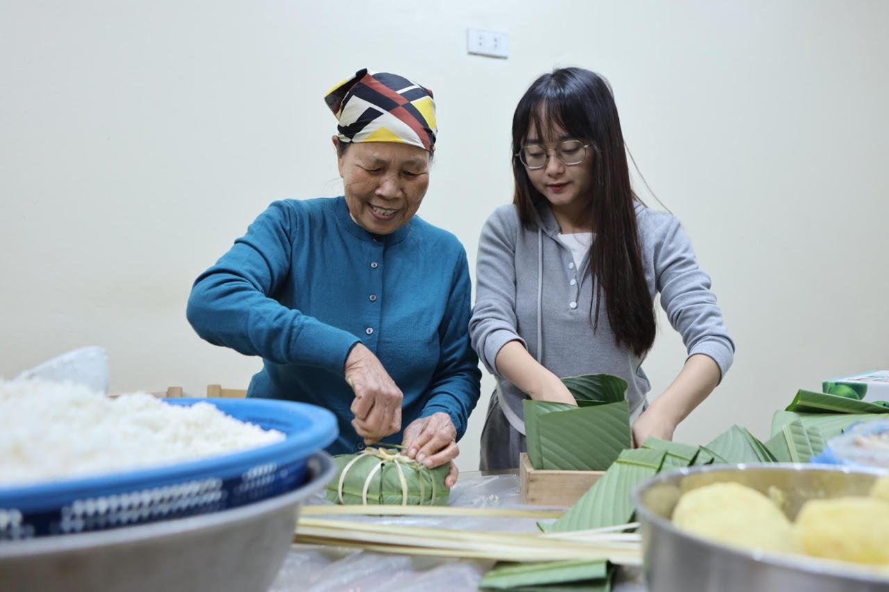 Tết không khoảng cách: người trẻ gìn giữ hồn Tết Việt