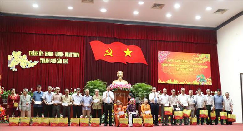 Chủ tịch Quốc hội thăm, tặng quà các gia đình chính sách tại Cần Thơ