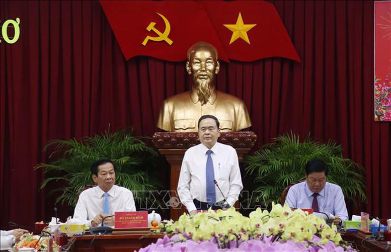 Chủ tịch Quốc hội thăm, tặng quà các gia đình chính sách tại Cần Thơ