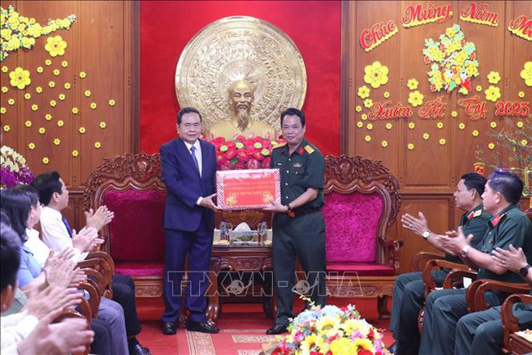 Chủ tịch Quốc hội thăm, tặng quà các gia đình chính sách tại Cần Thơ