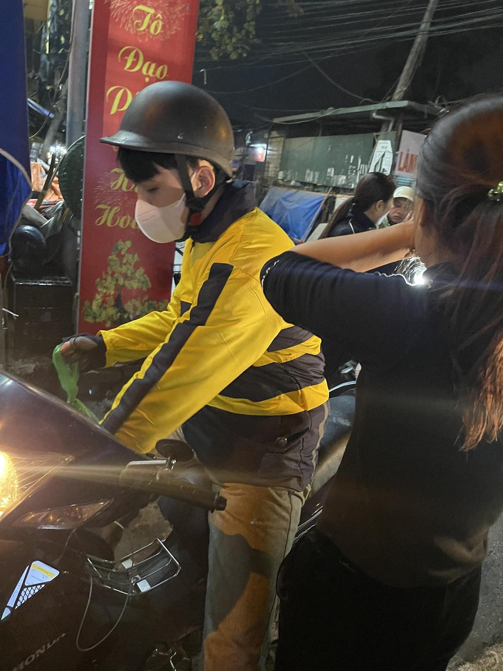Chân dung chàng shipper tốt bụng chở người mẹ đi tìm con trong đêm tối