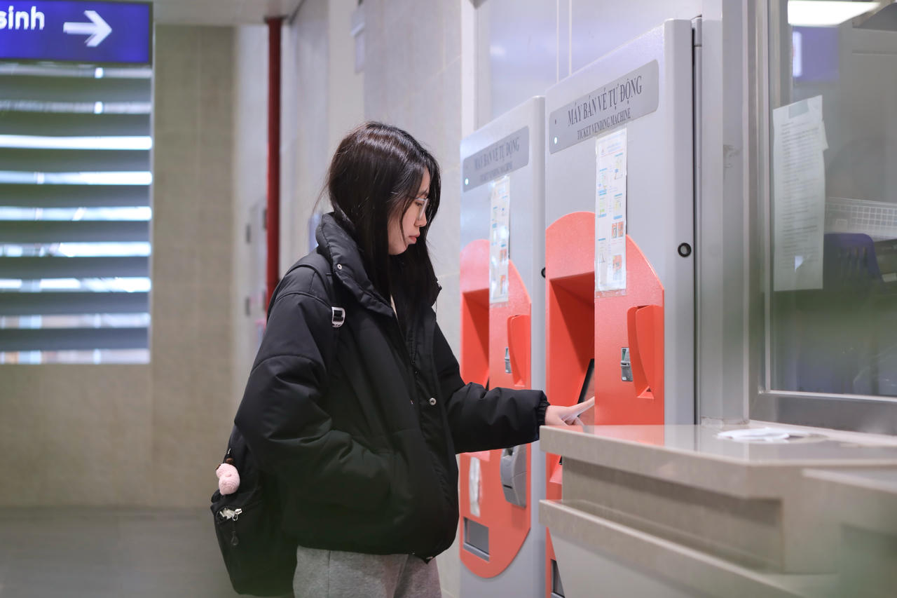 Tàu điện trên cao, 'cứu cánh' của sinh viên ngày mưa rét