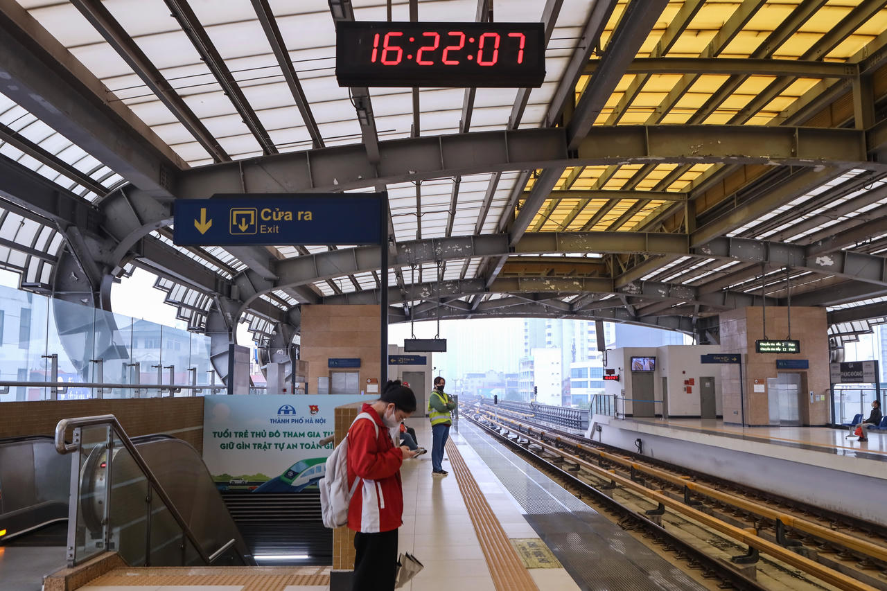 Tàu điện trên cao, 'cứu cánh' của sinh viên ngày mưa rét