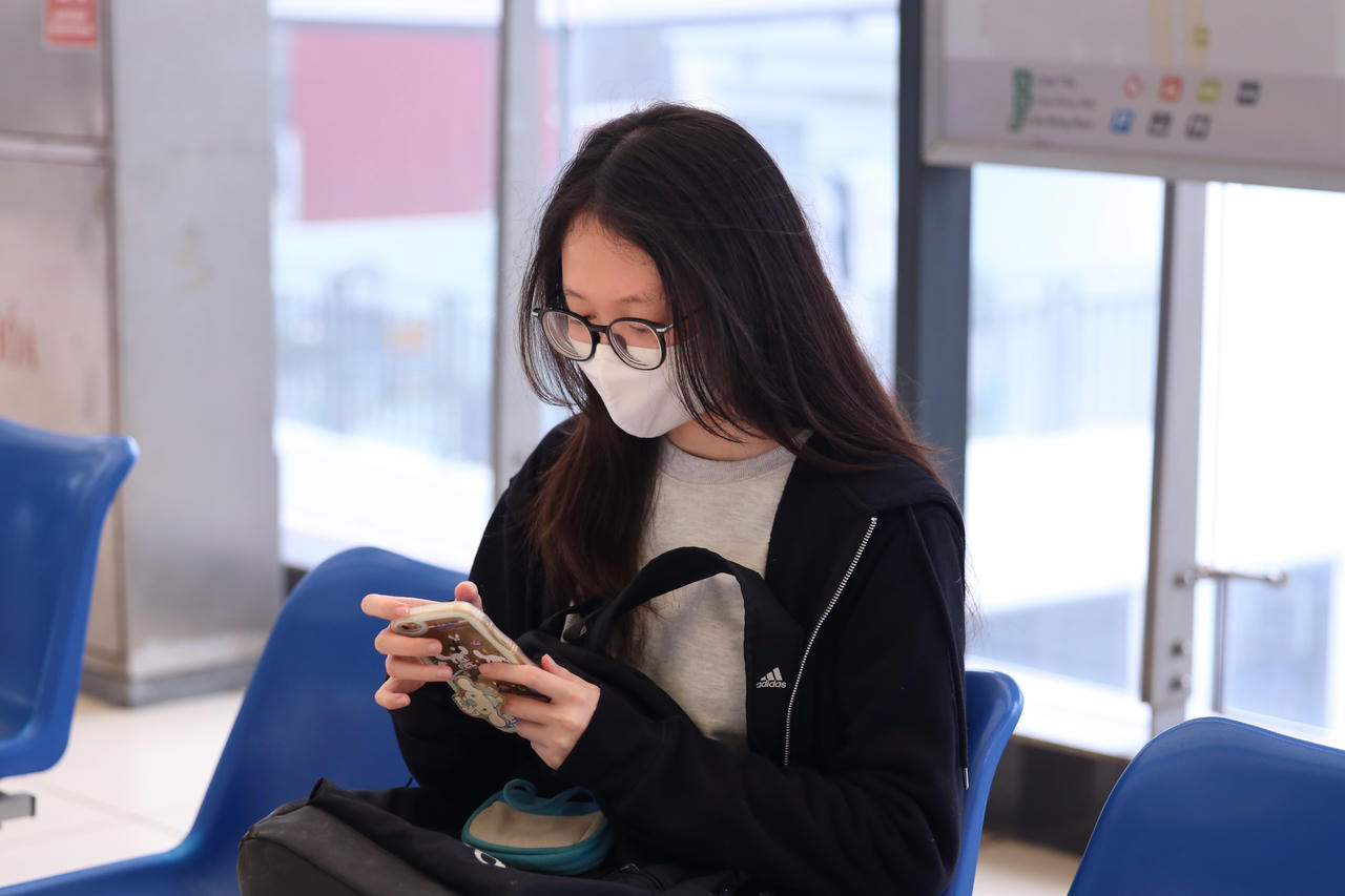 Tàu điện trên cao, 'cứu cánh' của sinh viên ngày mưa rét