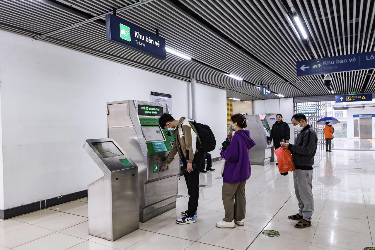 Tàu điện trên cao, 'cứu cánh' của sinh viên ngày mưa rét