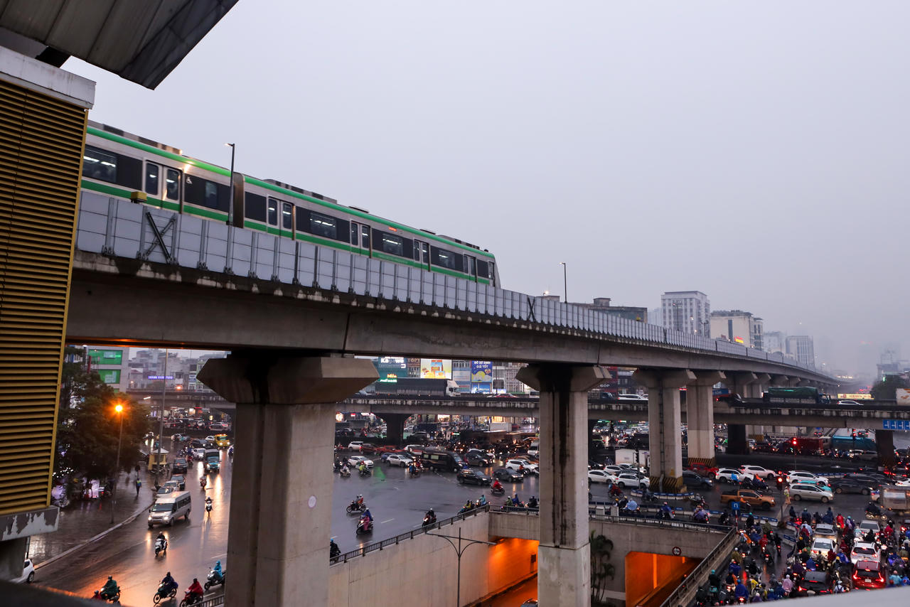 Tàu điện trên cao, 'cứu cánh' của sinh viên ngày mưa rét