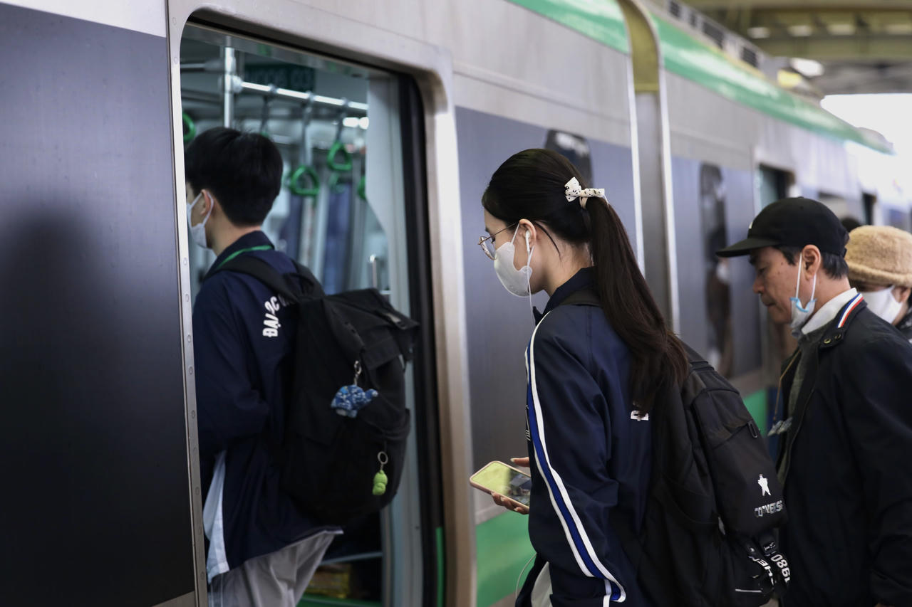 Tàu điện trên cao, 'cứu cánh' của sinh viên ngày mưa rét