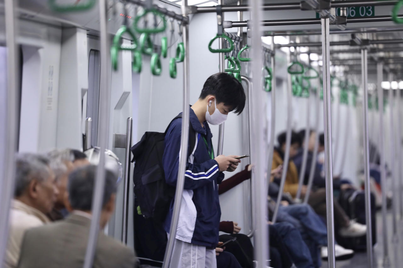 Tàu điện trên cao, 'cứu cánh' của sinh viên ngày mưa rét