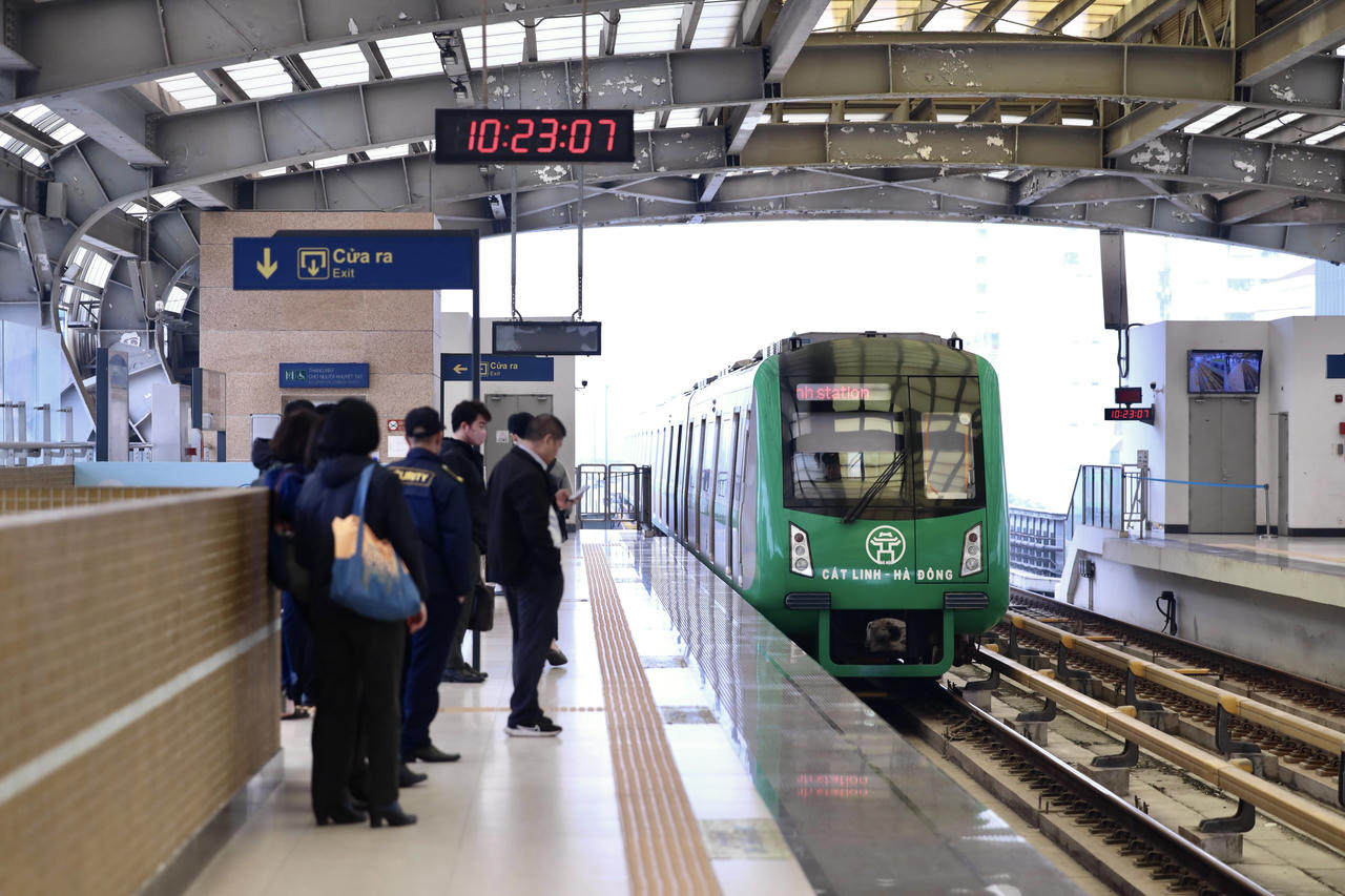 Tàu điện trên cao, 'cứu cánh' của sinh viên ngày mưa rét