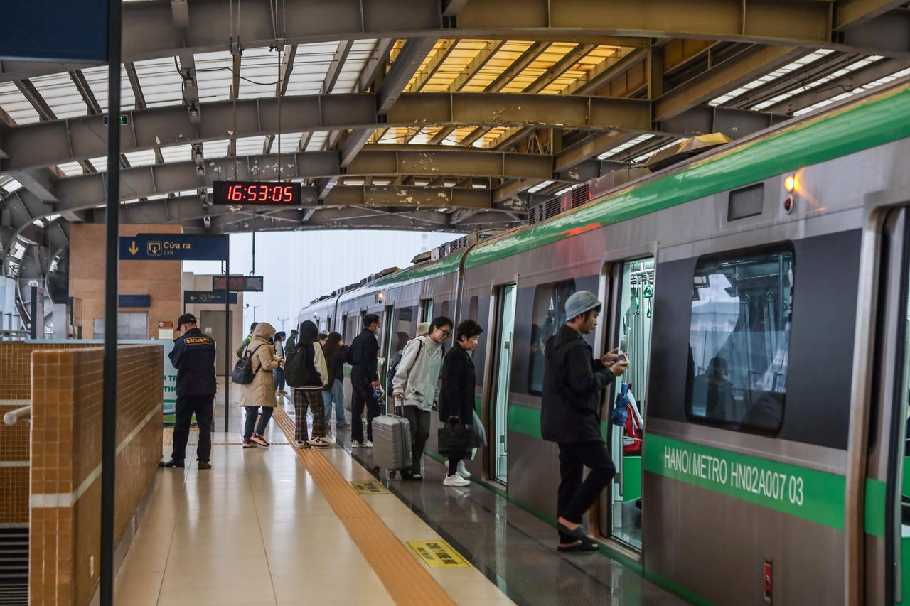 Tàu điện trên cao, 'cứu cánh' của sinh viên ngày mưa rét