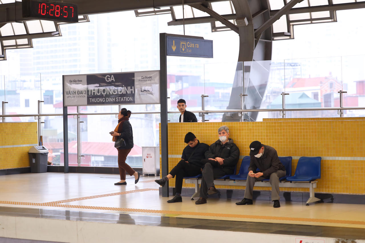 Tàu điện trên cao, 'cứu cánh' của sinh viên ngày mưa rét