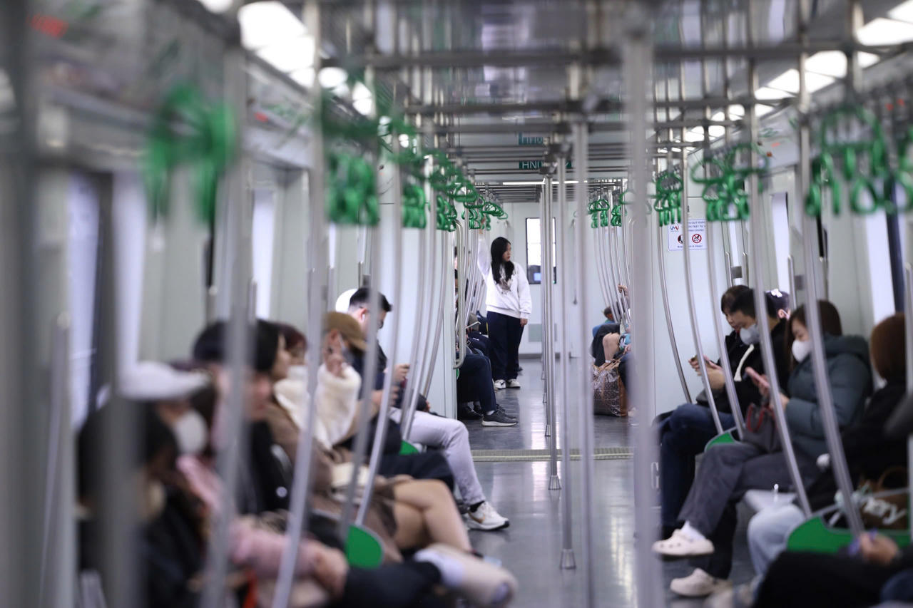 Tàu điện trên cao, 'cứu cánh' của sinh viên ngày mưa rét