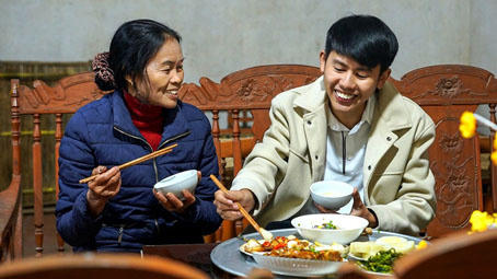 'Ẩm thực mẹ làm' chạm tới trái tim