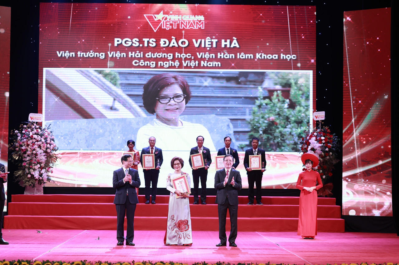 Phụ nữ Việt Nam góp phần xây dựng tầm vóc dân tộc