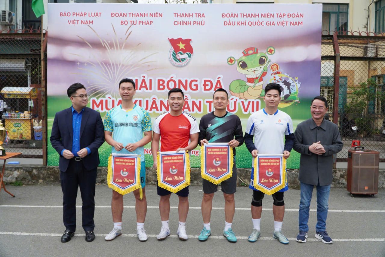 Báo Pháp luật Việt Nam vô địch Giải bóng đá 'Mùa xuân năm 2025'