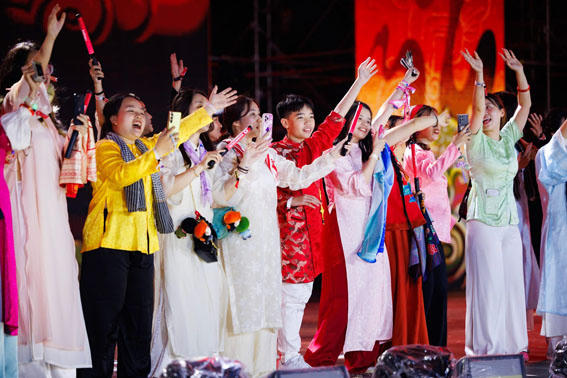 Thế hệ trẻ tự hào đưa bản sắc văn hóa dân tộc vươn xa