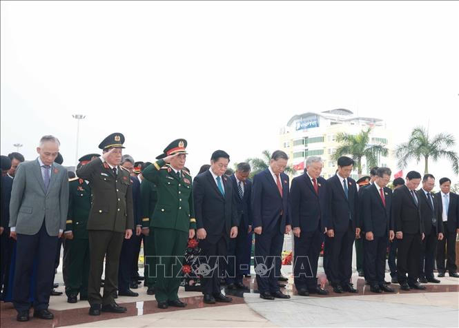 Tổng Bí thư dâng hương tưởng niệm các Anh hùng liệt sĩ tại Đài tưởng niệm thành phố Đà Nẵng