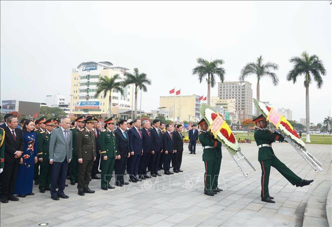 Tổng Bí thư dâng hương tưởng niệm các Anh hùng liệt sĩ tại Đài tưởng niệm thành phố Đà Nẵng