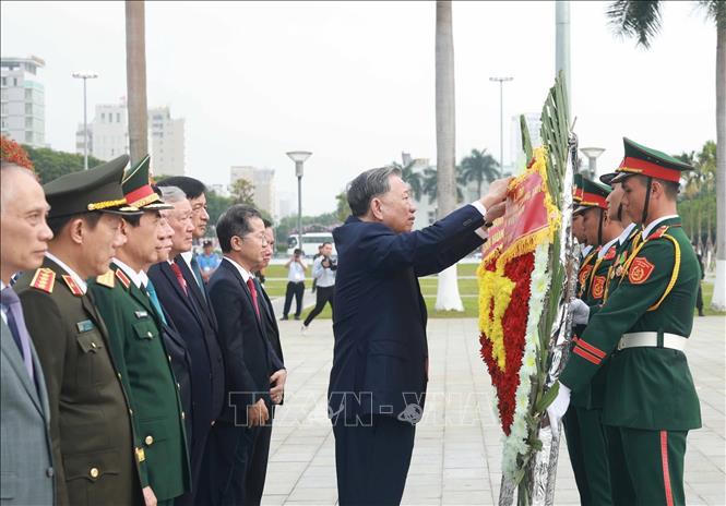 Tổng Bí thư dâng hương tưởng niệm các Anh hùng liệt sĩ tại Đài tưởng niệm thành phố Đà Nẵng