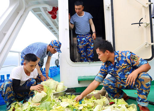 Trường Sa tha thiết, thiêng liêng - Bài 1: “Kình ngư” trắng trên biển Đông lộng gió
