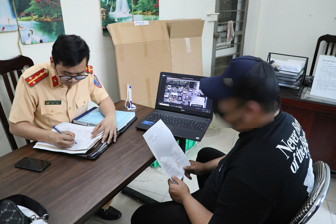 Ngỡ ngàng nhận thông báo phạt nguội do 'đi xe máy tuỳ tiện' trên đường Hà Nội