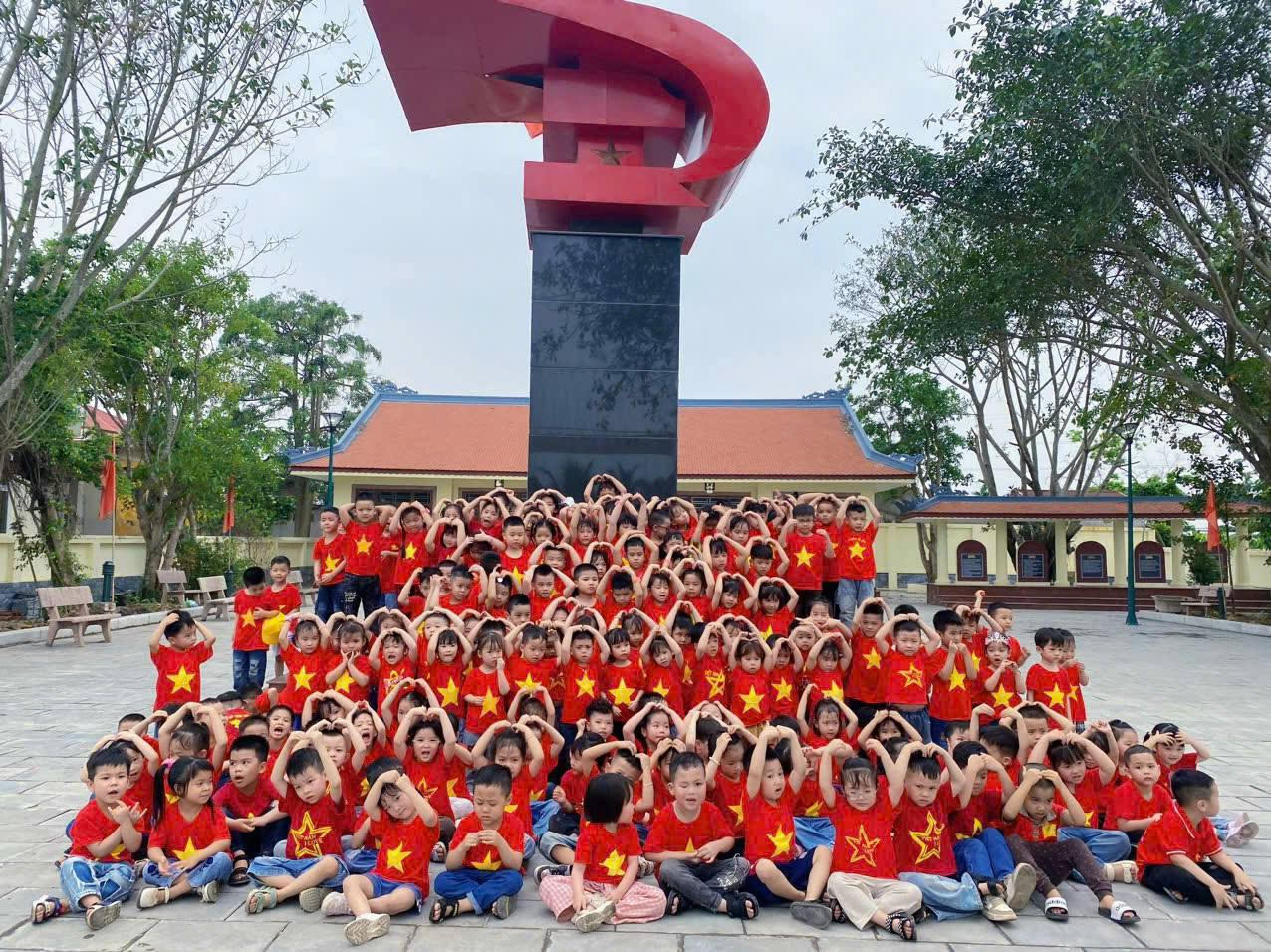 Sôi nổi hoạt động kỷ niệm ngày 'Thống nhất non sông' trong trường học