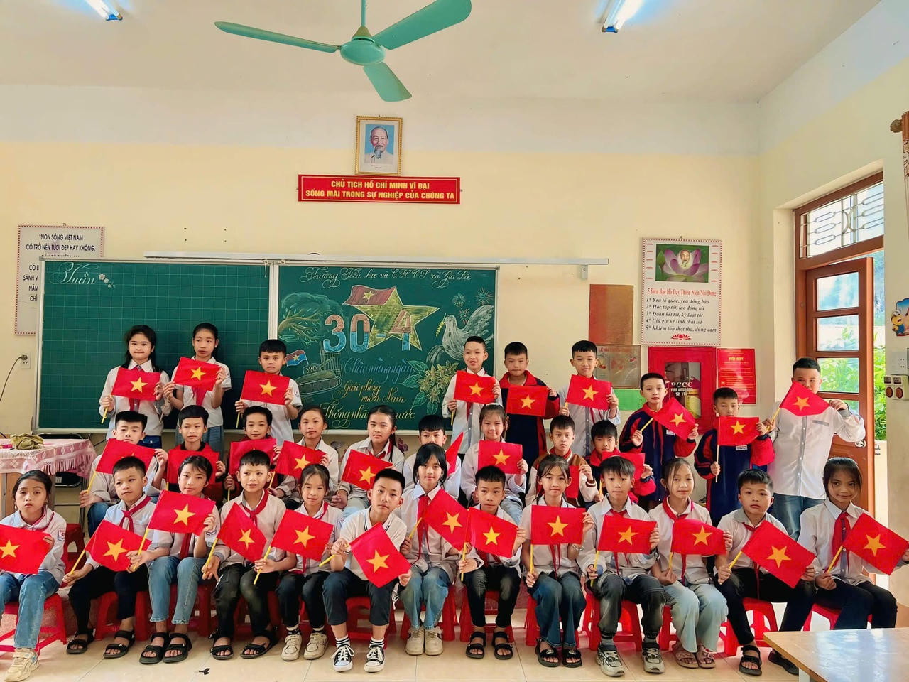 Sôi nổi hoạt động kỷ niệm ngày 'Thống nhất non sông' trong trường học