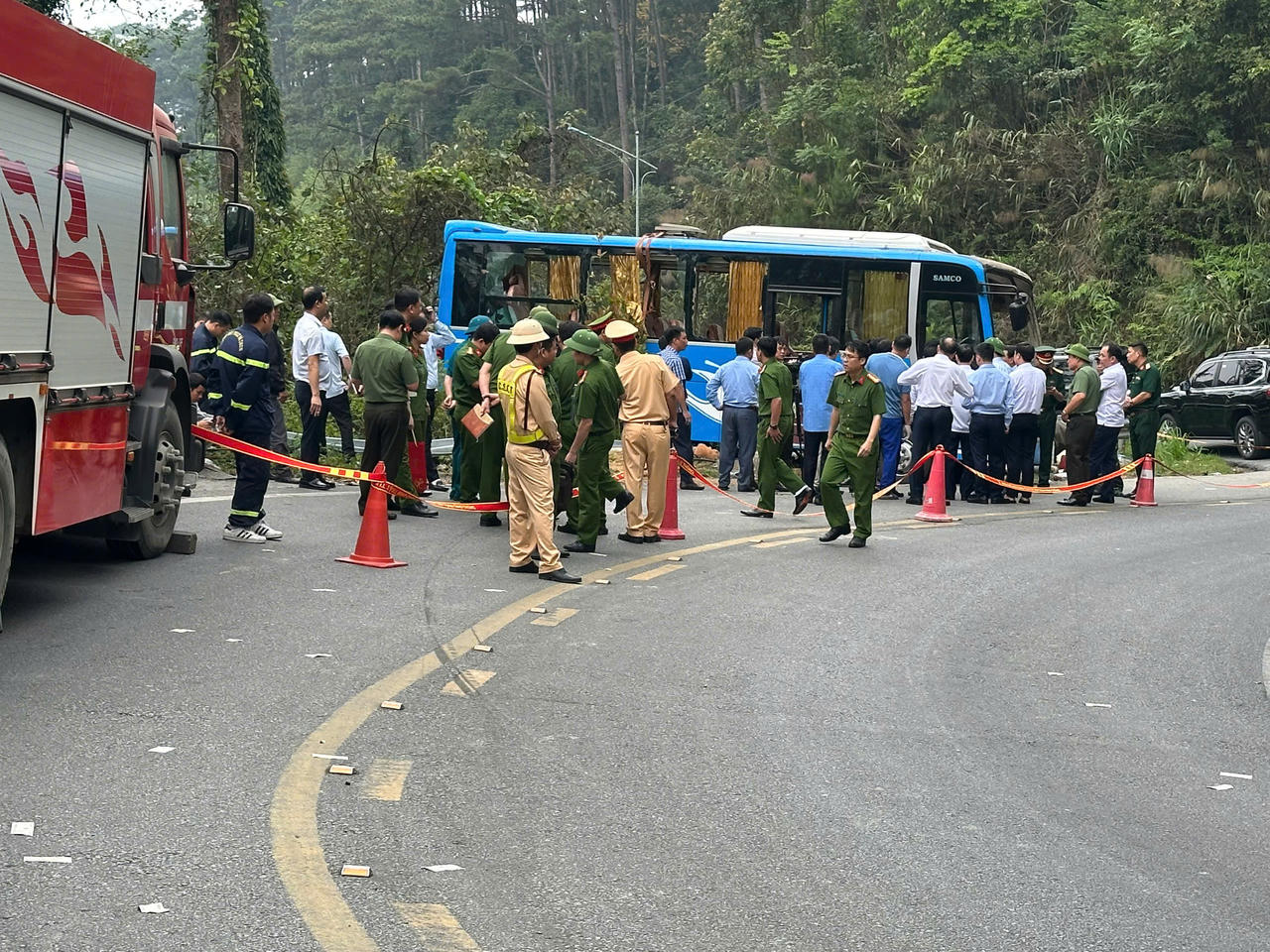 Lật xe khách trên đèo Tam Đảo, 2 người tử vong, nhiều người phải cấp cứu