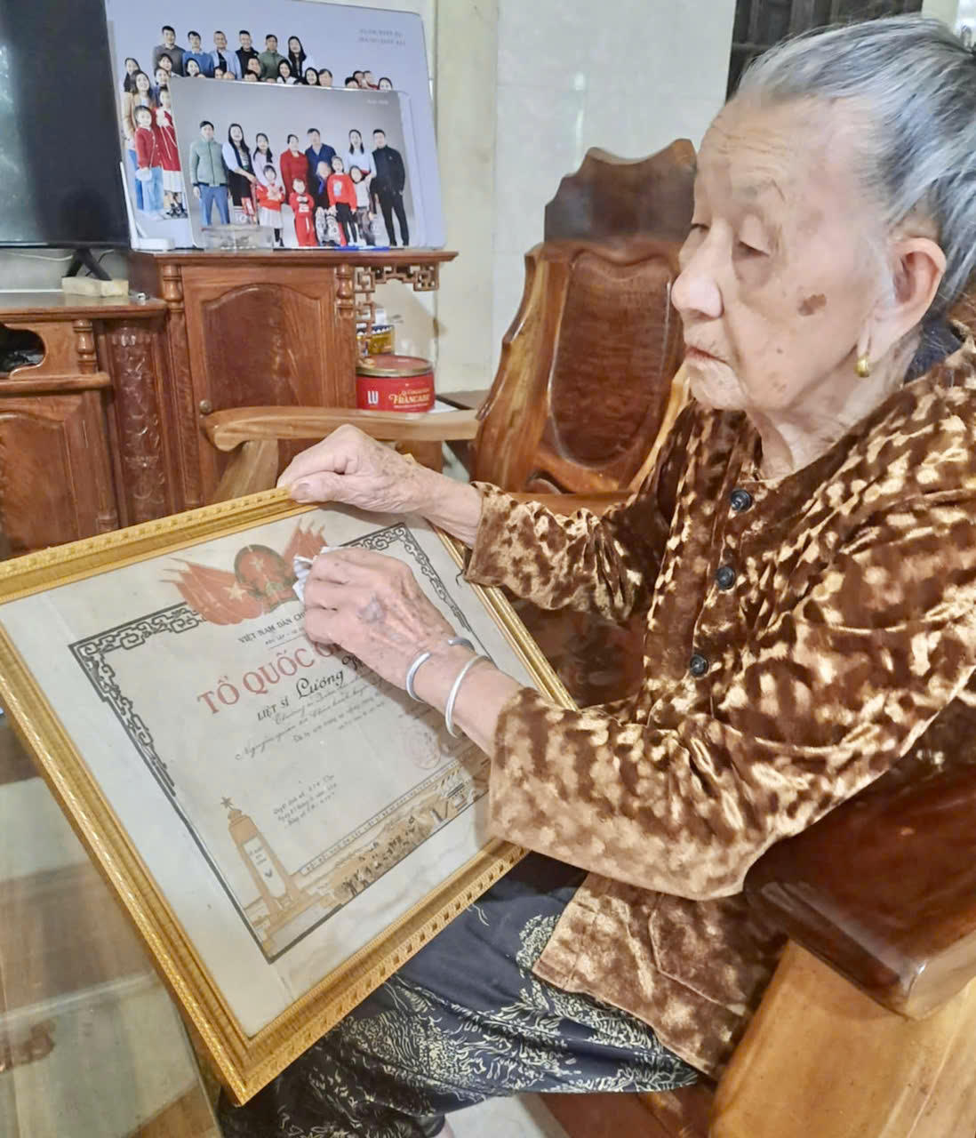 Gặp lại chồng sau nửa thế kỷ chờ đợi: Hành trình yêu thương giữa hòa bình và nước mắt