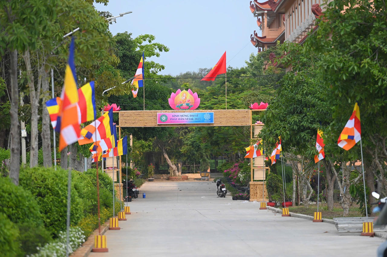 Hối hả không khí chuẩn bị mừng Đại lễ Phật Đản 2025 khắp cả nước