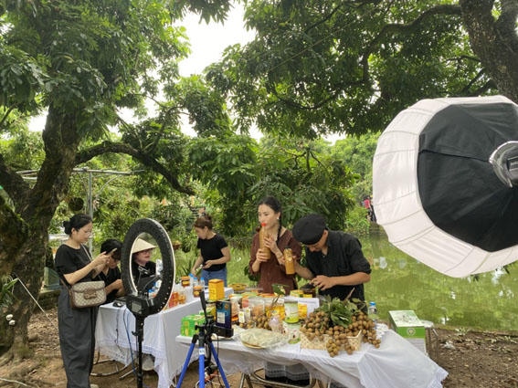 Làng nghề truyền thống bứt phá nhờ 'số hóa'