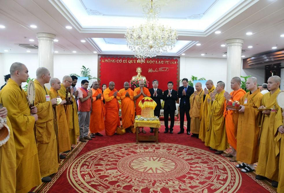 Trang nghiêm lễ cung thỉnh xá lợi Đức Phật từ núi Bà Đen về Hà Nội 