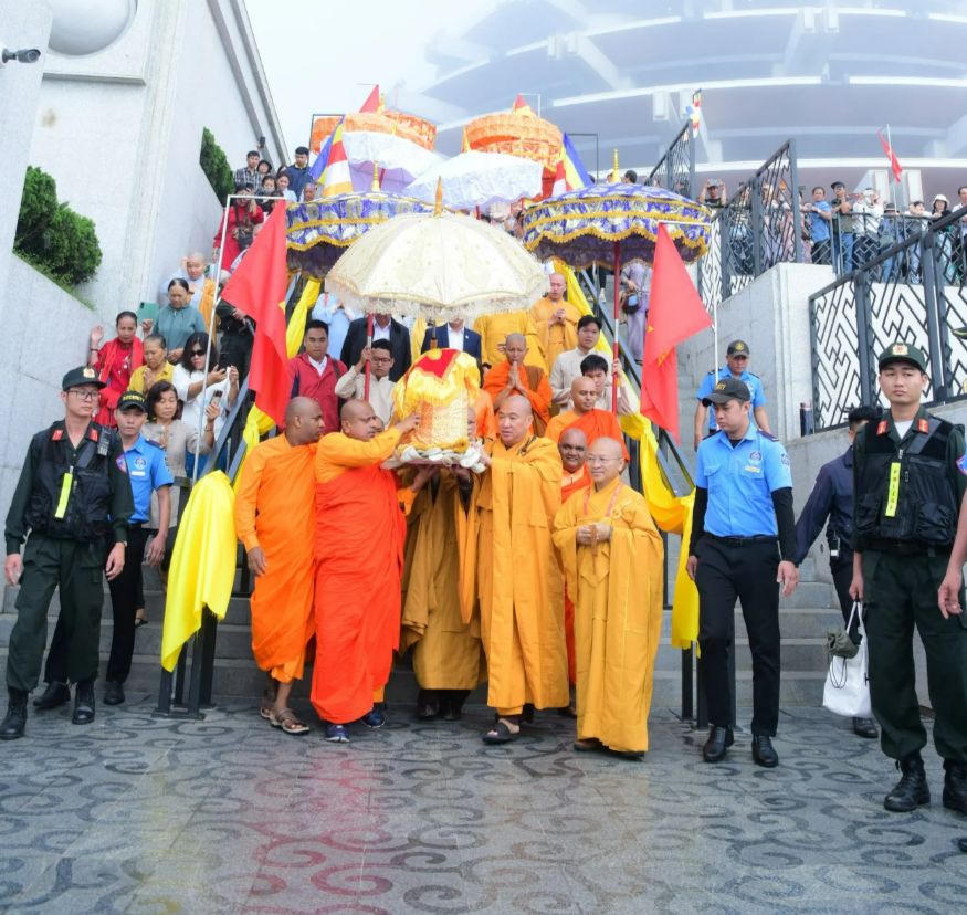 Trang nghiêm lễ cung thỉnh xá lợi Đức Phật từ núi Bà Đen về Hà Nội 