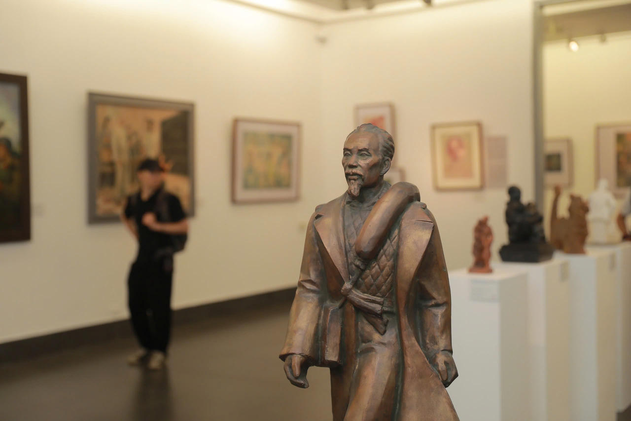 Chiêm ngưỡng những tác phẩm nghệ thuật đặc sắc về Chủ tịch Hồ Chí Minh