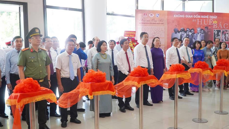 Lãnh đạo các tỉnh, thành dâng hoa kỷ niệm 135 năm ngày sinh Chủ tịch Hồ Chí Minh