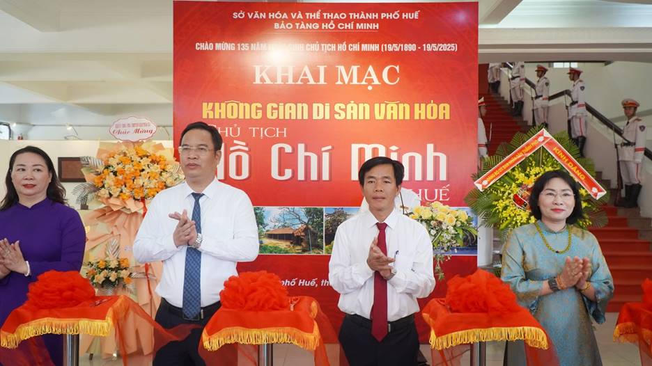 Lãnh đạo các tỉnh, thành dâng hoa kỷ niệm 135 năm ngày sinh Chủ tịch Hồ Chí Minh