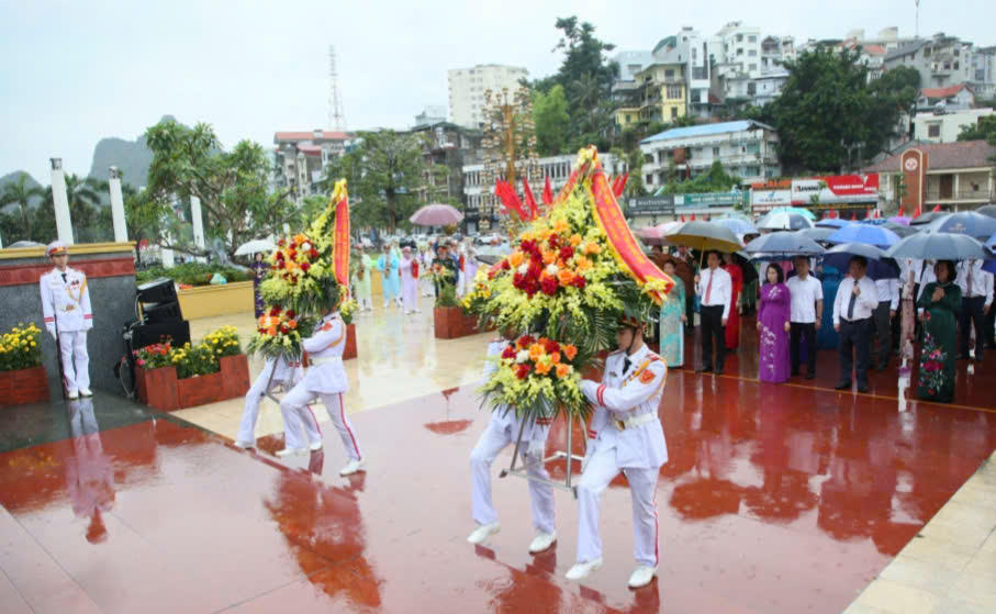 Lãnh đạo các tỉnh, thành dâng hoa kỷ niệm 135 năm ngày sinh Chủ tịch Hồ Chí Minh