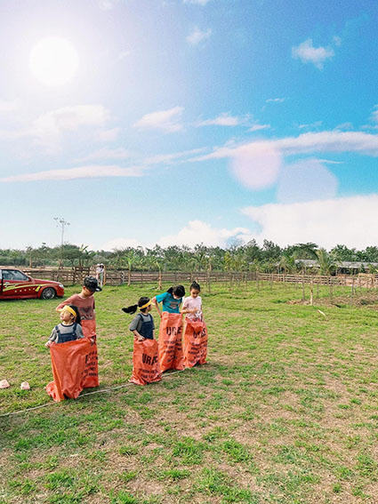Du lịch hè: Cha mẹ đưa con “về quê làm nông dân”