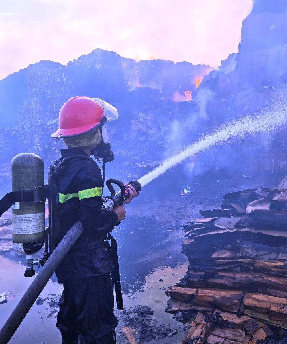 Huy động tối đa lực lượng dập tắt đám cháy lớn tại công ty giấy ở Ninh Bình