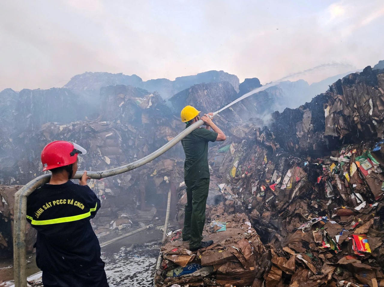 Huy động tối đa lực lượng dập tắt đám cháy lớn tại công ty giấy ở Ninh Bình