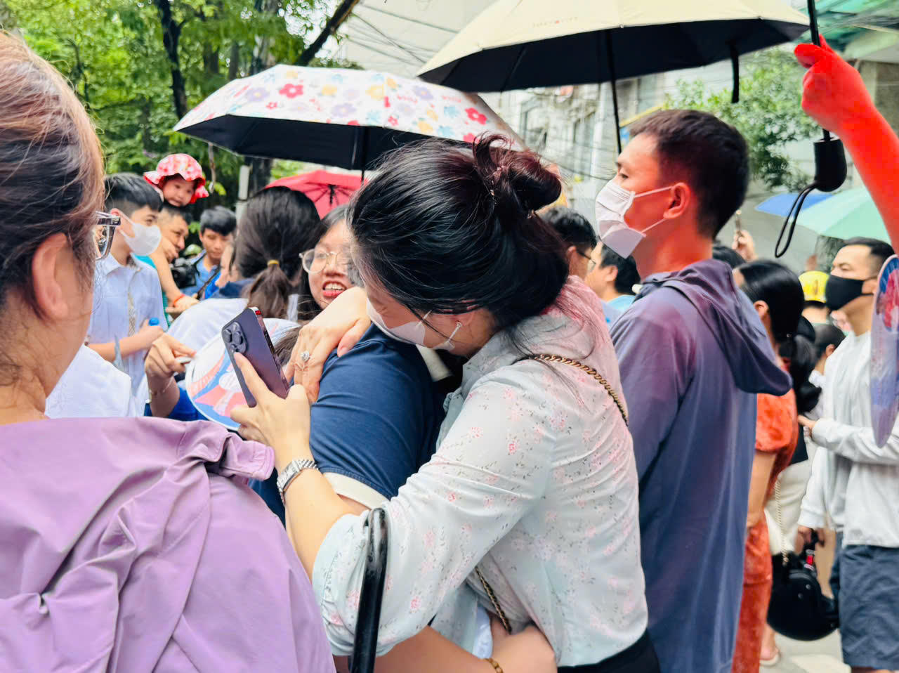 Kết thúc 'cuộc đua' tranh vé lớp 10 công lập Hà Nội, nhiều thí sinh và phụ huynh 'thở phào'