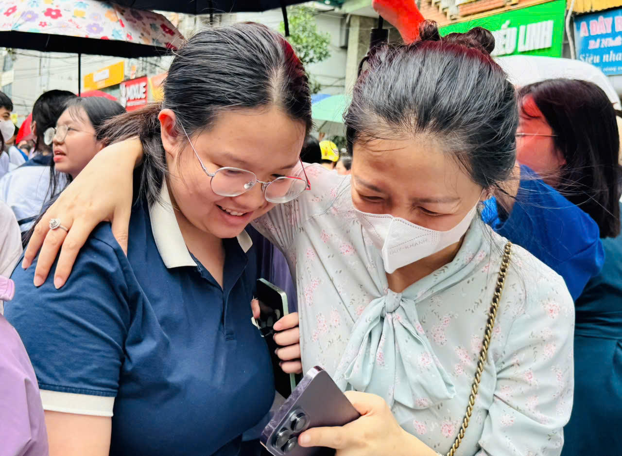 Kết thúc 'cuộc đua' tranh vé lớp 10 công lập Hà Nội, nhiều thí sinh và phụ huynh 'thở phào'