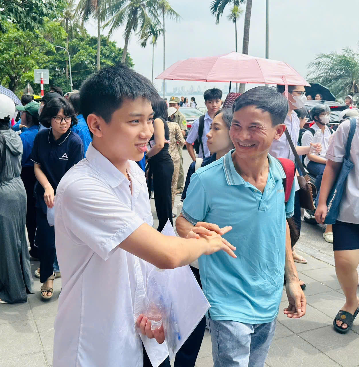 Kết thúc 'cuộc đua' tranh vé lớp 10 công lập Hà Nội, nhiều thí sinh và phụ huynh 'thở phào'