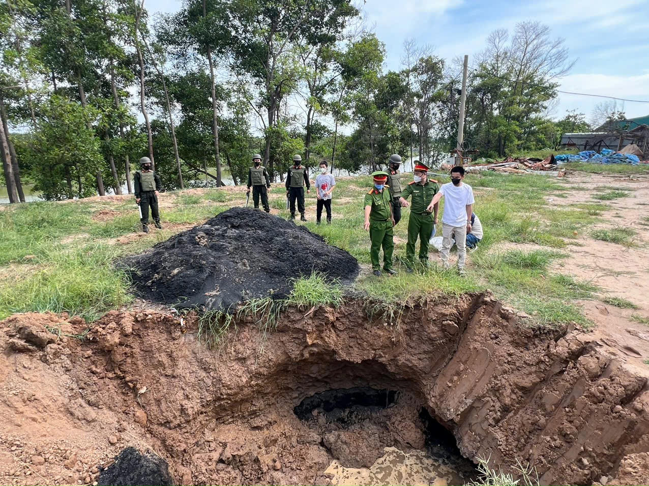 Phanh phui vụ chôn lấp ‘chui’ hơn 1.600 tấn chất thải công nghiệp tại Sóc Sơn